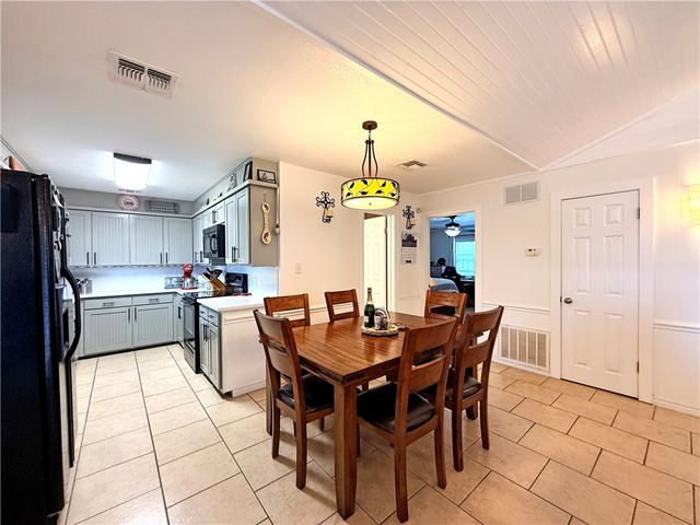 105 Copano Cove Road, Rockport, TX 78382