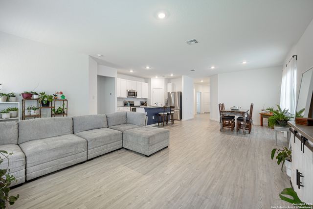 209 Wolf Crest Blvd, Seguin, TX 78155