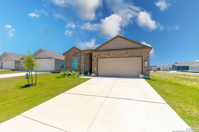 209 Wolf Crest Blvd, Seguin, TX 78155