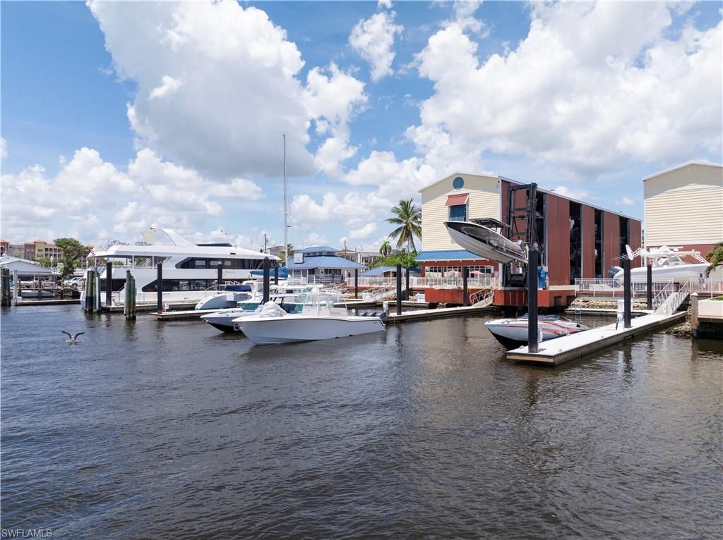 750 RIVER POINT DR, Naples, FL 34102