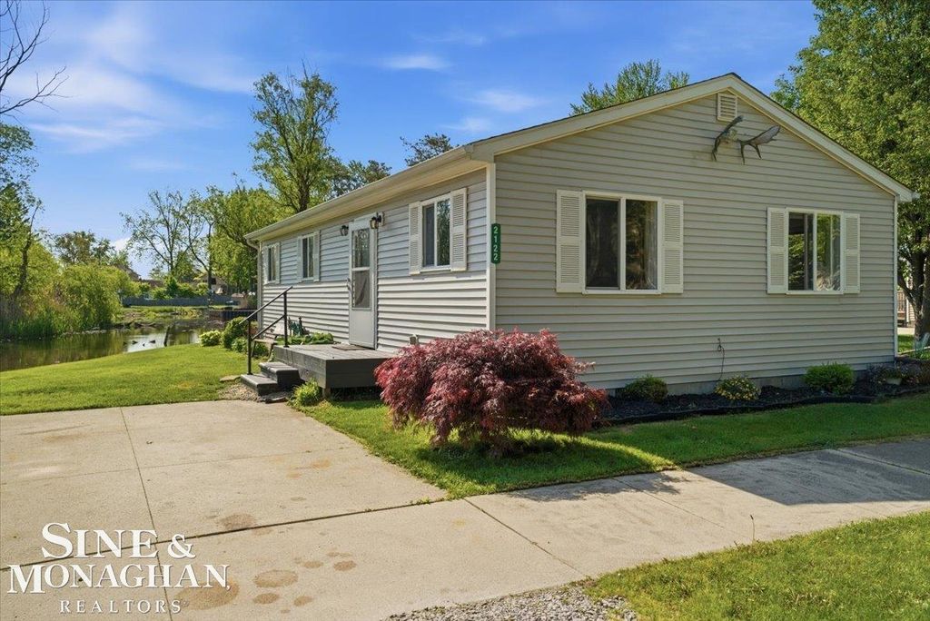 2122 Michigan Street, Algonac, MI 48001