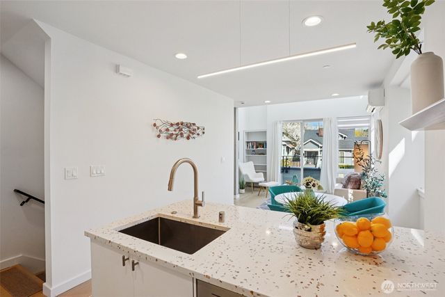 6211 12th Avenue NE, Seattle, WA 98115