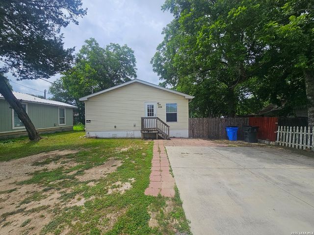 219 Lopez, Seguin, TX 78155