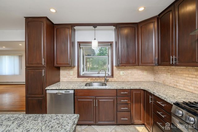 27 Fagan Place, Colonia, NJ 07067
