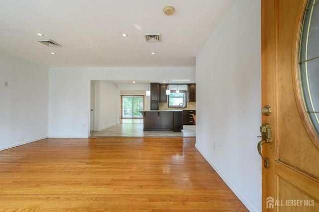 27 Fagan Place, Colonia, NJ 07067