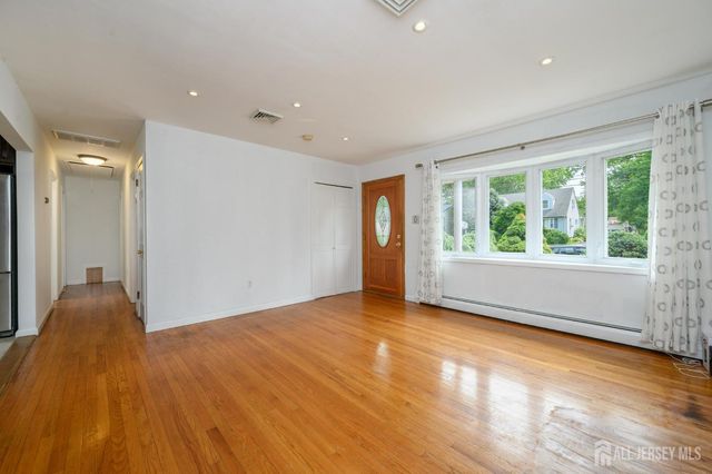 27 Fagan Place, Colonia, NJ 07067
