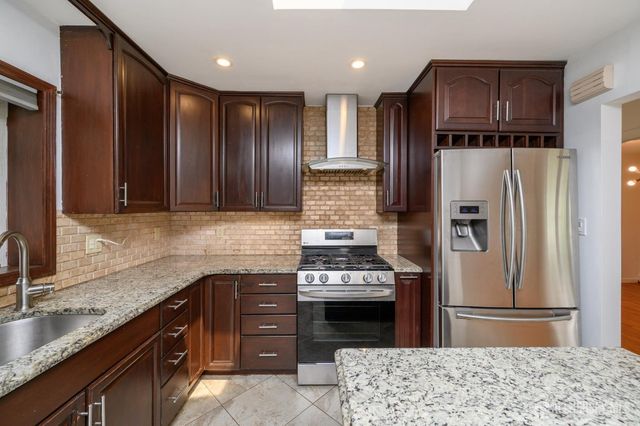 27 Fagan Place, Colonia, NJ 07067