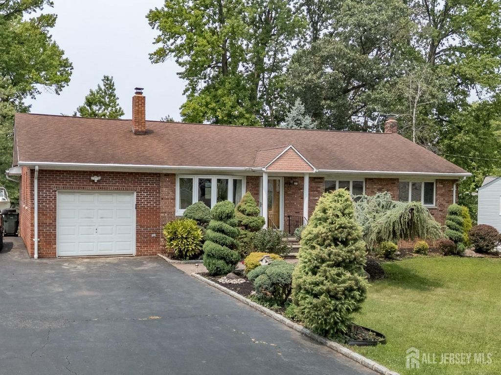 27 Fagan Place, Colonia, NJ 07067