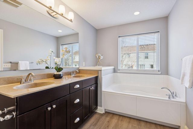 3081 Countryside Avenue B, Woodbury, MN 55129