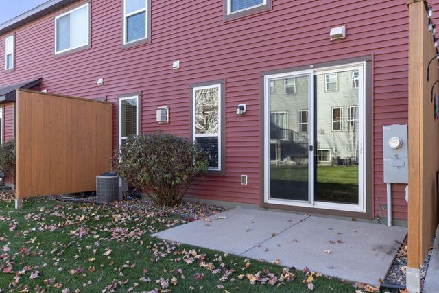 3081 Countryside Avenue B, Woodbury, MN 55129