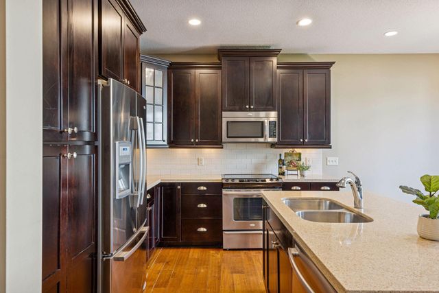 3081 Countryside Avenue B, Woodbury, MN 55129