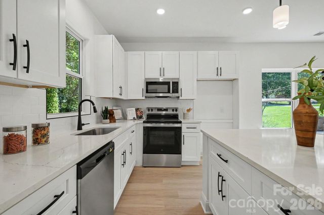 1425 23rd Avenue Place NE, Hickory, NC 28601