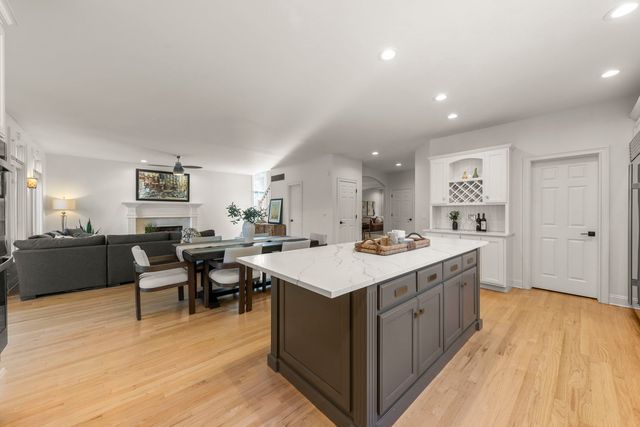 26 N Julian Street, Naperville, IL 60540