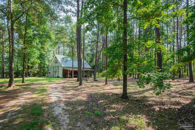 151 Mockingbird Ln, Atmore, AL 36502