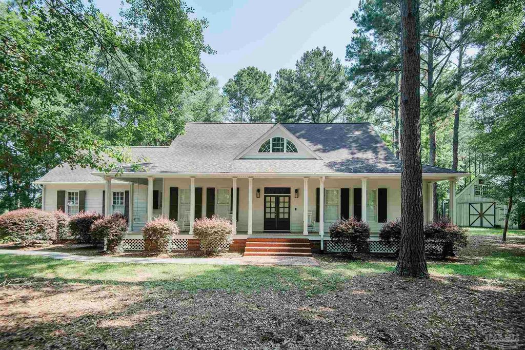 151 Mockingbird Ln, Atmore, AL 36502
