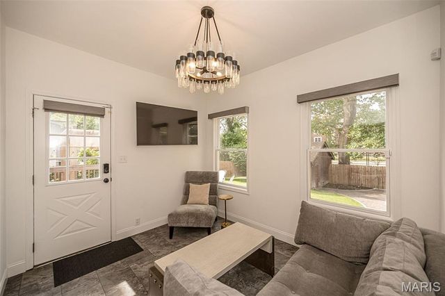 6946 Pershing Avenue, University City, MO 63130