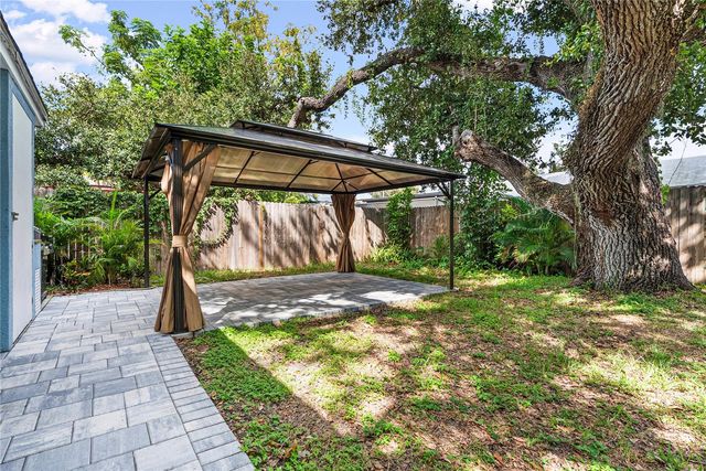 1112 SUNSET AVENUE, Nokomis, FL 34275