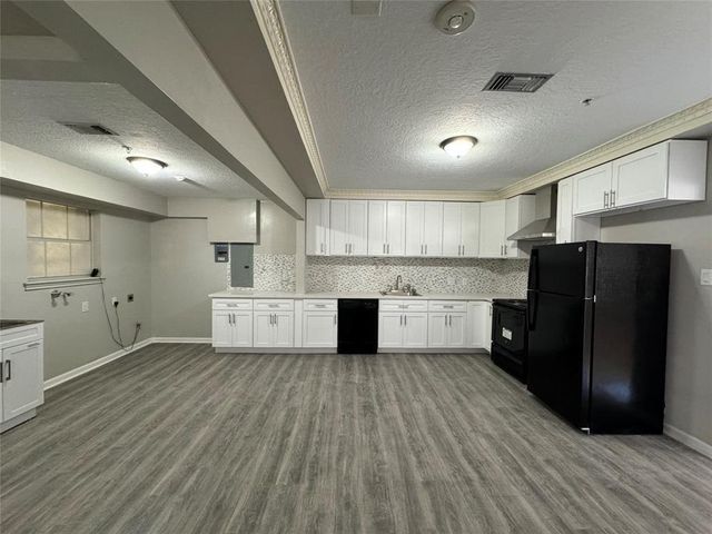 200 Broken Bough Lane, Conroe, TX 77304