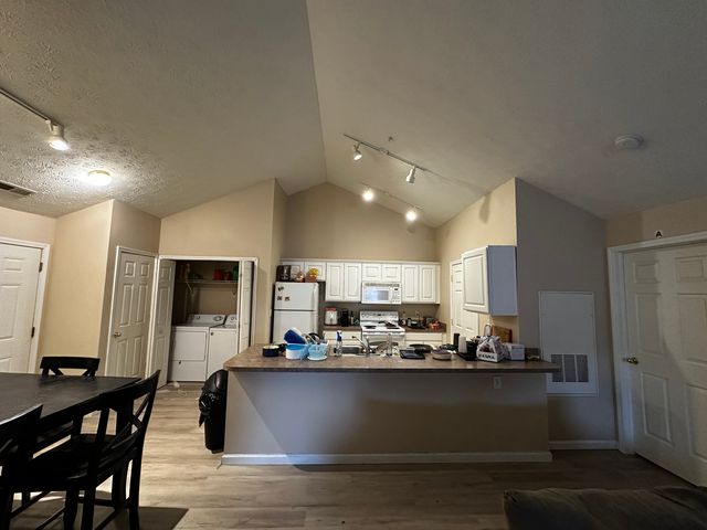 1905 N Lincoln Avenue 327, Urbana, IL 61801