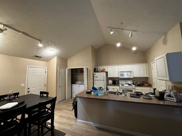 1905 N Lincoln Avenue 327, Urbana, IL 61801