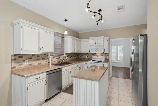 609 Carette Drive, Fort Worth, TX 76108