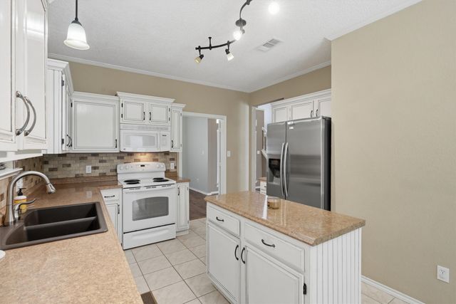 609 Carette Drive, Fort Worth, TX 76108