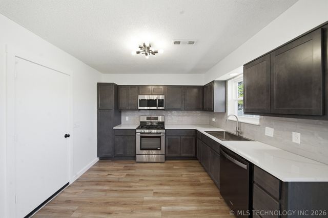 603 E 135th Place, Glenpool, OK 74033