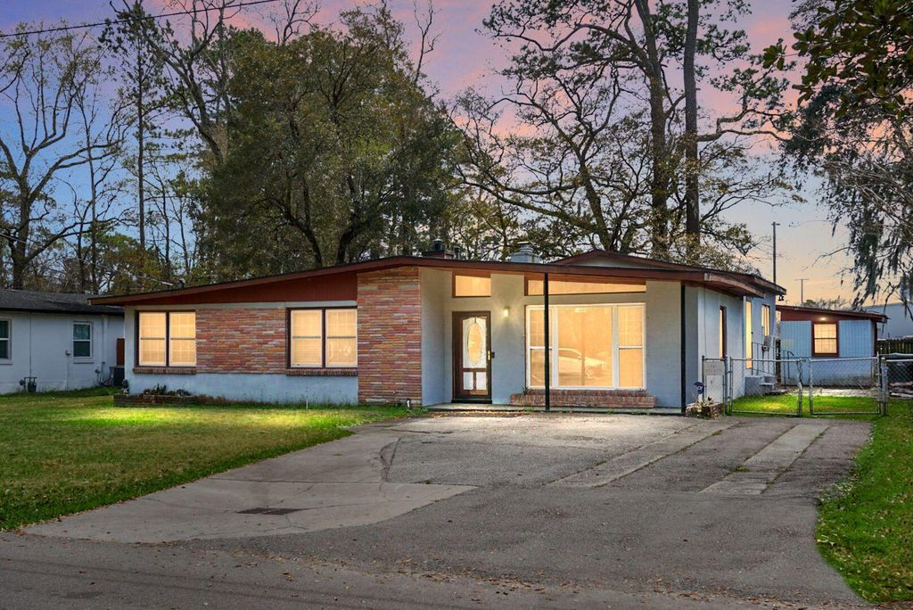 Image 1 of property listing at 1449 S Sherwood Drive, Charleston, SC 29407