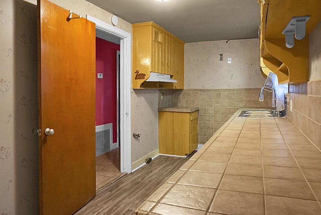 Image 10 of property listing at 1449 S Sherwood Drive, Charleston, SC 29407