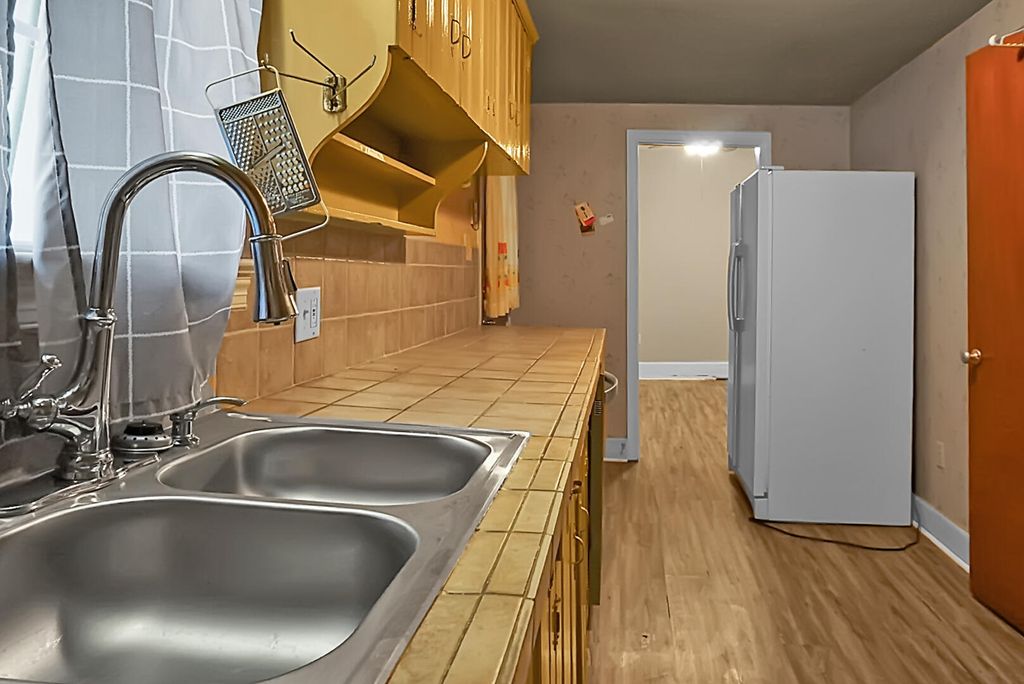 Image 11 of property listing at 1449 S Sherwood Drive, Charleston, SC 29407