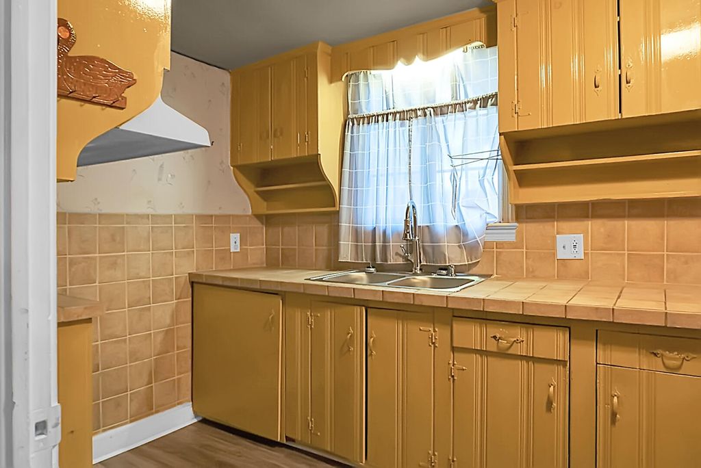 Image 12 of property listing at 1449 S Sherwood Drive, Charleston, SC 29407