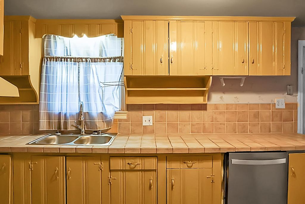 Image 13 of property listing at 1449 S Sherwood Drive, Charleston, SC 29407