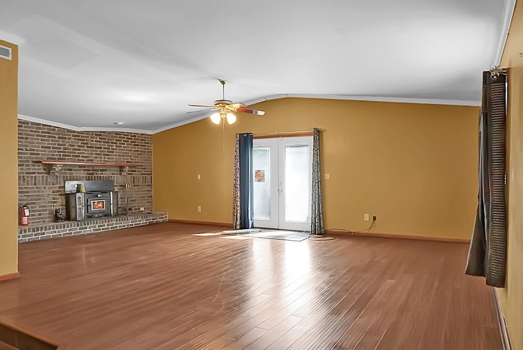 Image 16 of property listing at 1449 S Sherwood Drive, Charleston, SC 29407