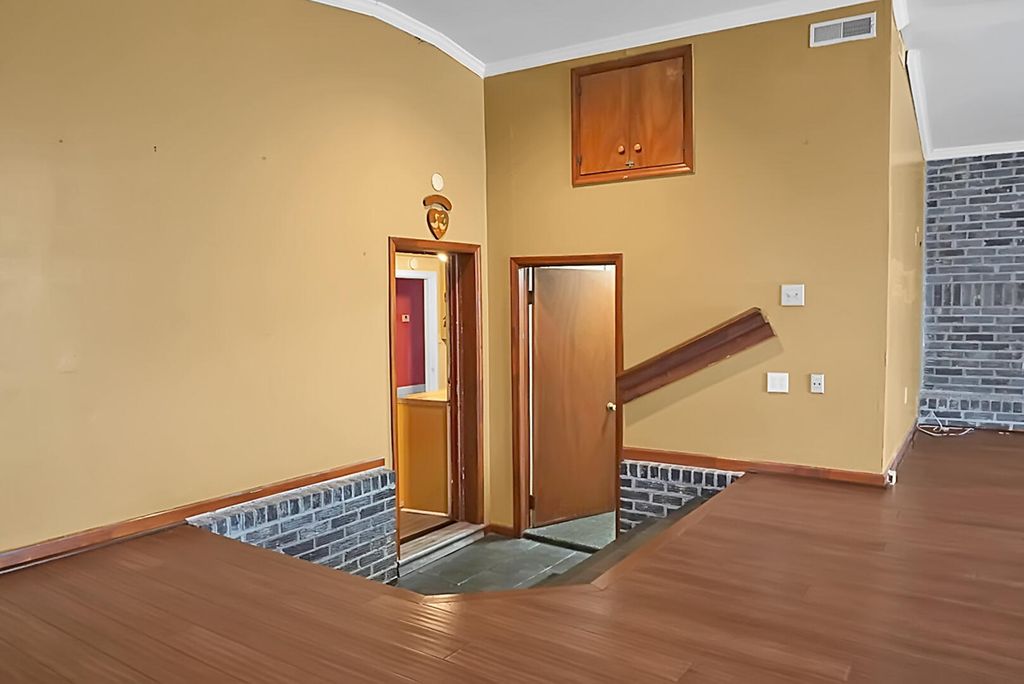 Image 19 of property listing at 1449 S Sherwood Drive, Charleston, SC 29407