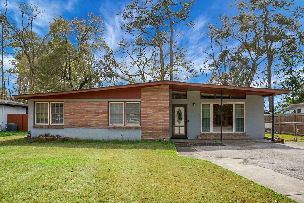 Image 2 of property listing at 1449 S Sherwood Drive, Charleston, SC 29407