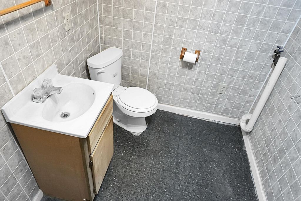 Image 22 of property listing at 1449 S Sherwood Drive, Charleston, SC 29407