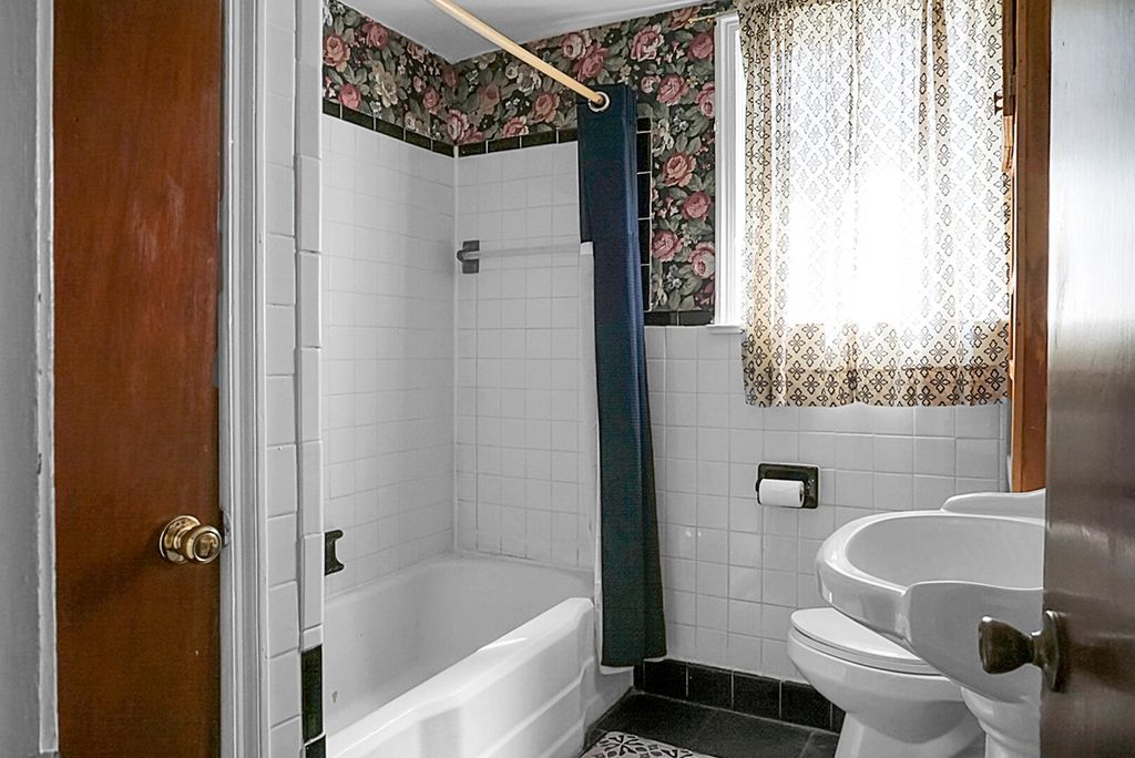 Image 24 of property listing at 1449 S Sherwood Drive, Charleston, SC 29407