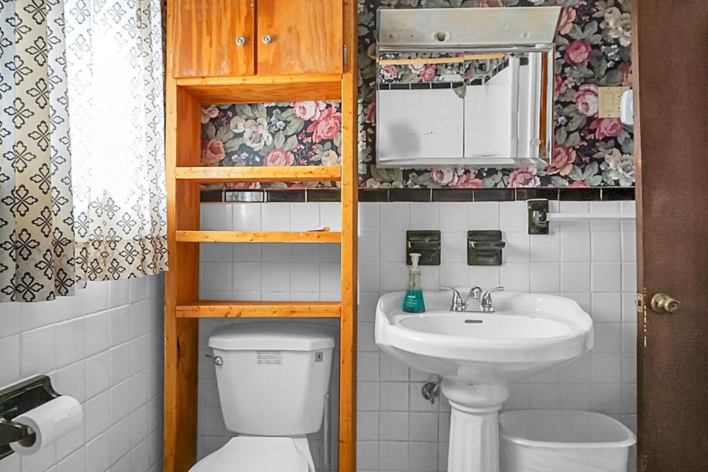 Image 25 of property listing at 1449 S Sherwood Drive, Charleston, SC 29407