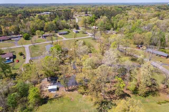 280 E Highland St, Decaturville, TN 38329