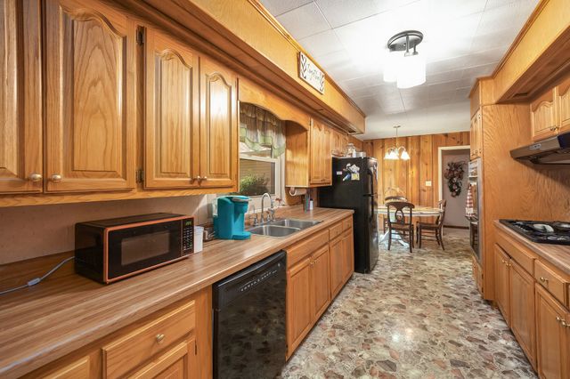 280 E Highland St, Decaturville, TN 38329
