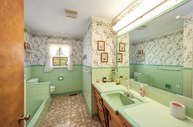 280 E Highland St, Decaturville, TN 38329