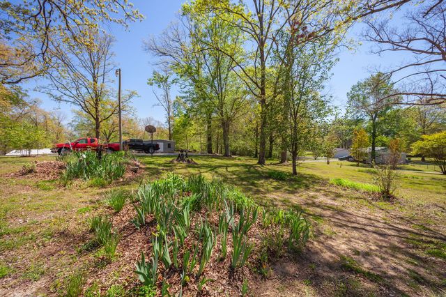 280 E Highland St, Decaturville, TN 38329