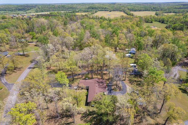 280 E Highland St, Decaturville, TN 38329