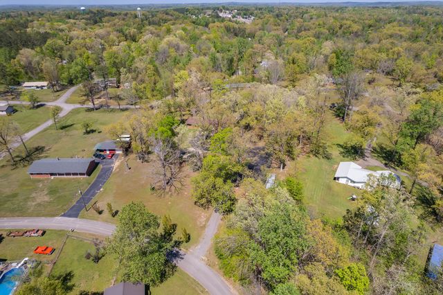 280 E Highland St, Decaturville, TN 38329