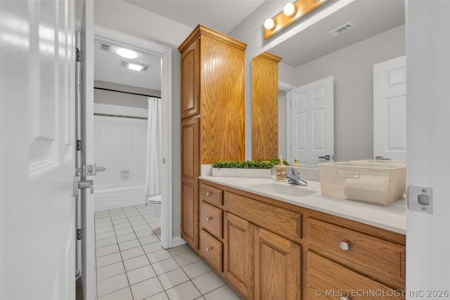 6008 W Phoenix Court, Broken Arrow, OK 74011