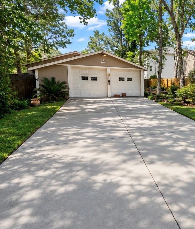 15 Gambrel Oak Place, Spring, TX 77380