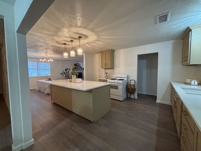 409 NE 6th St, Andrews, TX 79714