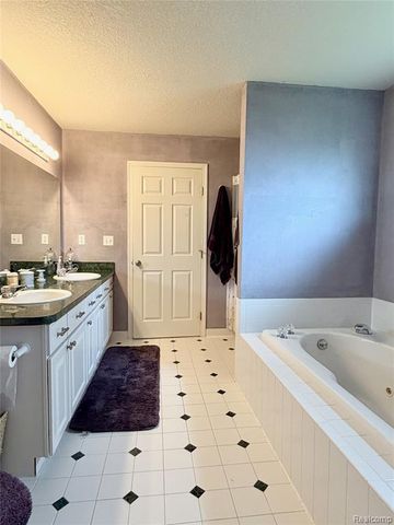 23601 Oakleigh Avenue, Woodhaven, MI 48183