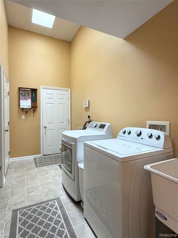 23601 Oakleigh Avenue, Woodhaven, MI 48183