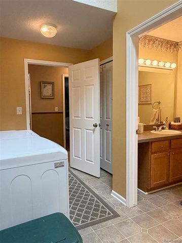 23601 Oakleigh Avenue, Woodhaven, MI 48183